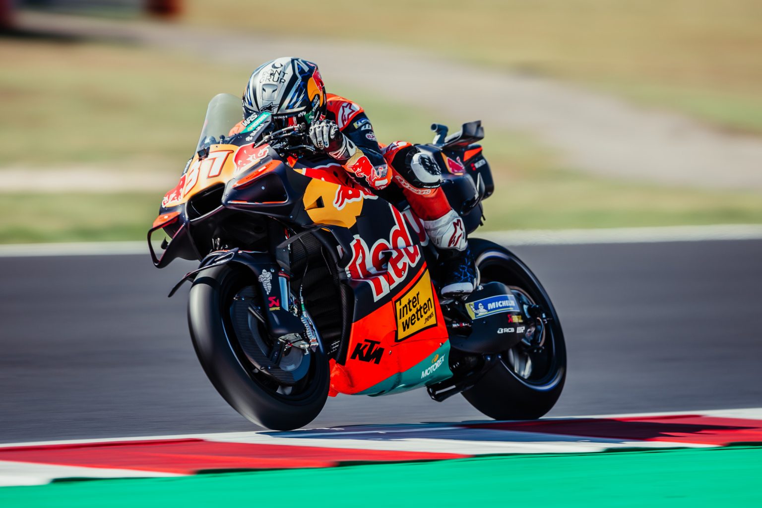 Acosta Dominates KTM’s Home Round: Why Spielberg Suits the RC16 Pedro Acosta beschleunigt mit steigendem Vorderrad aus der Kurve auf der Red Bull KTM RC16 – MotoGP San-Marino-GP Misano 2026