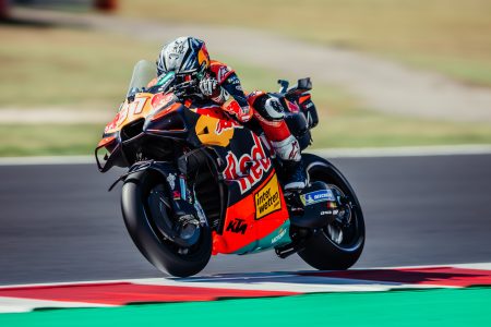 Pedro Acosta beschleunigt mit steigendem Vorderrad aus der Kurve auf der Red Bull KTM RC16 – MotoGP San-Marino-GP Misano 2026