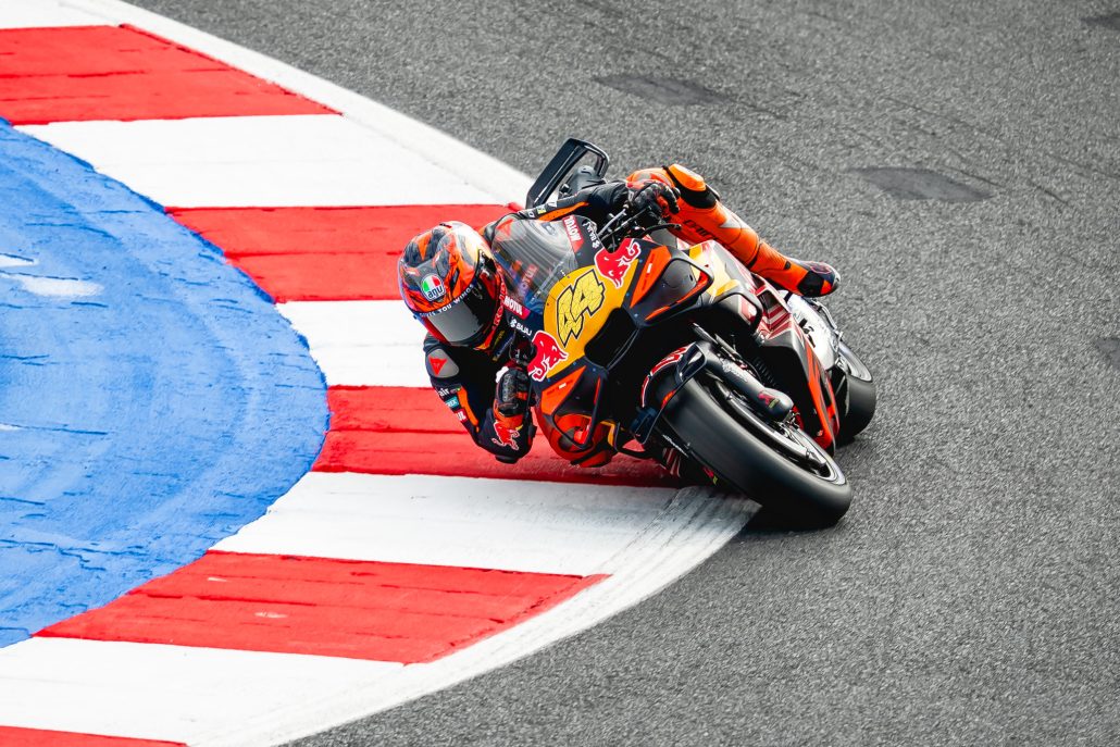Pol Espargaró mit der Startnummer 44 in Schräglage über die Randsteine auf der KTM RC16 – MotoGP San-Marino-GP Misano 2026