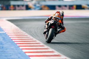 Pol Espargaró von hinten beim Anbremsen der Kurve auf der KTM RC16 – MotoGP San-Marino-GP Misano 2026