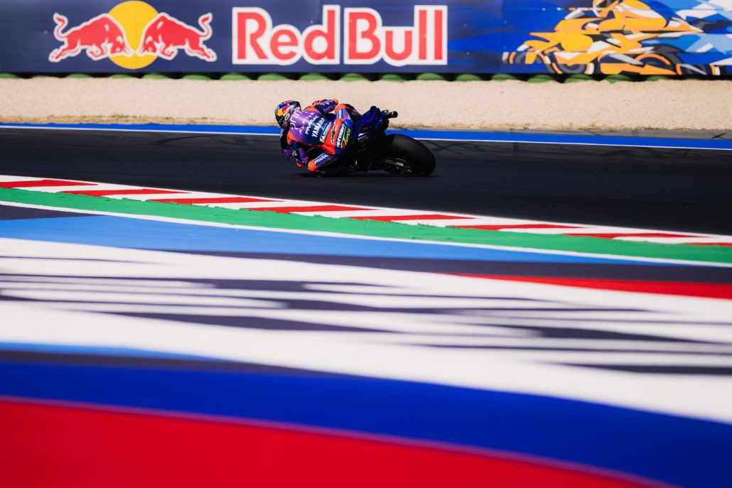 Toprak Razgatlıoğlu in Schräglage auf der lila Yamaha YZR-M1 von Prima Pramac vor der Red-Bull-Bande – MotoGP San-Marino-GP Misano 2026