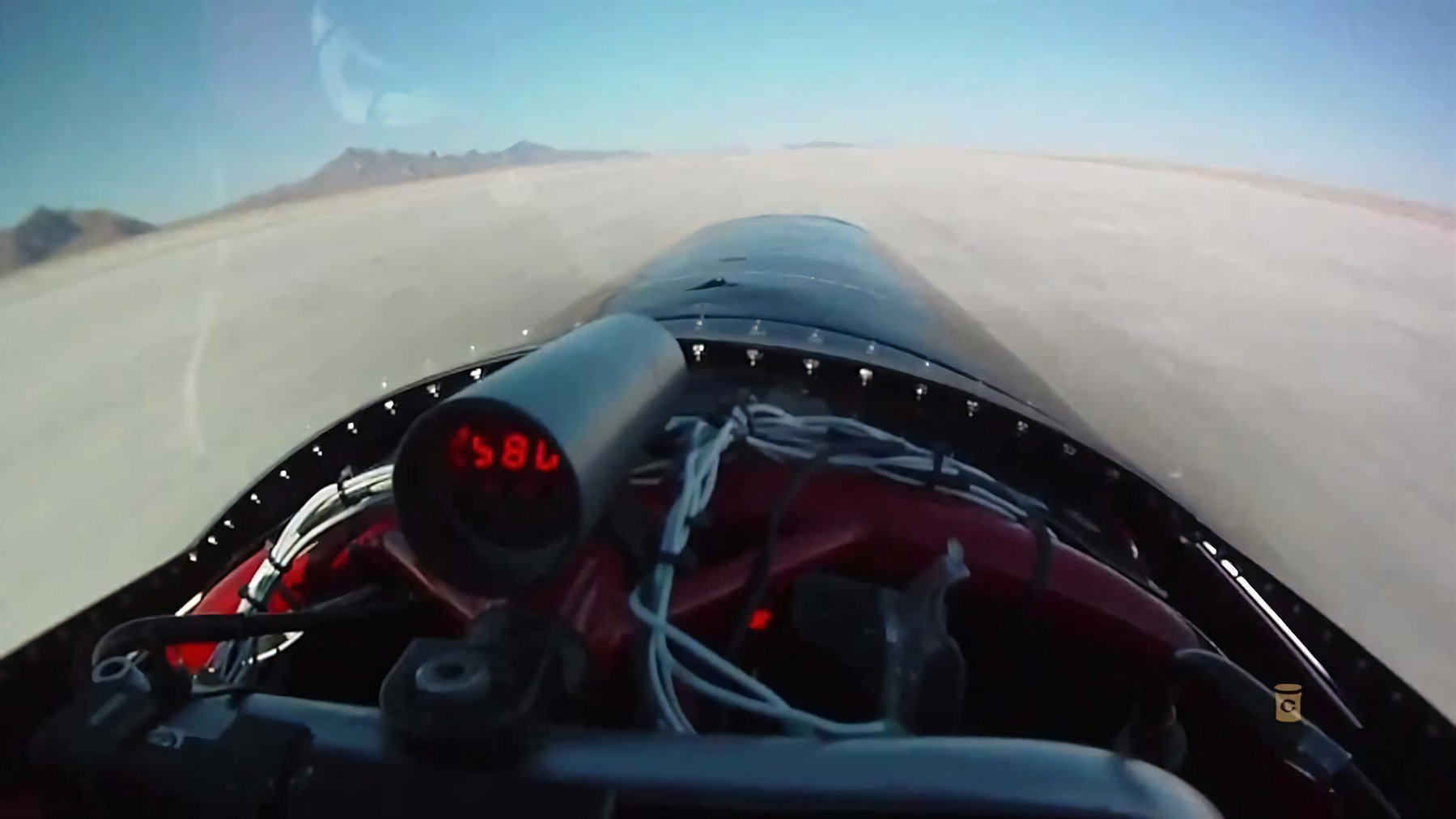 400 mph auf dem Motorrad: Warum die Ack Attack dafür nach Bolivien muss 1 Blick aus dem Cockpit der Ack Attack über die Verkleidung auf den Salzsee