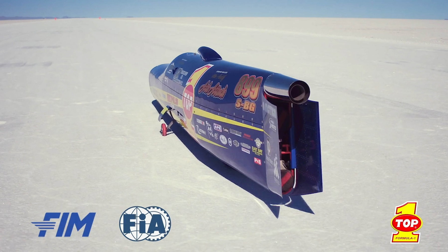 400 mph auf dem Motorrad: Warum die Ack Attack dafür nach Bolivien muss 6 Ack Attack Streamliner mit Startnummer 899 auf dem Salzsee, Logos von FIM, FIA und Top 1 Oil