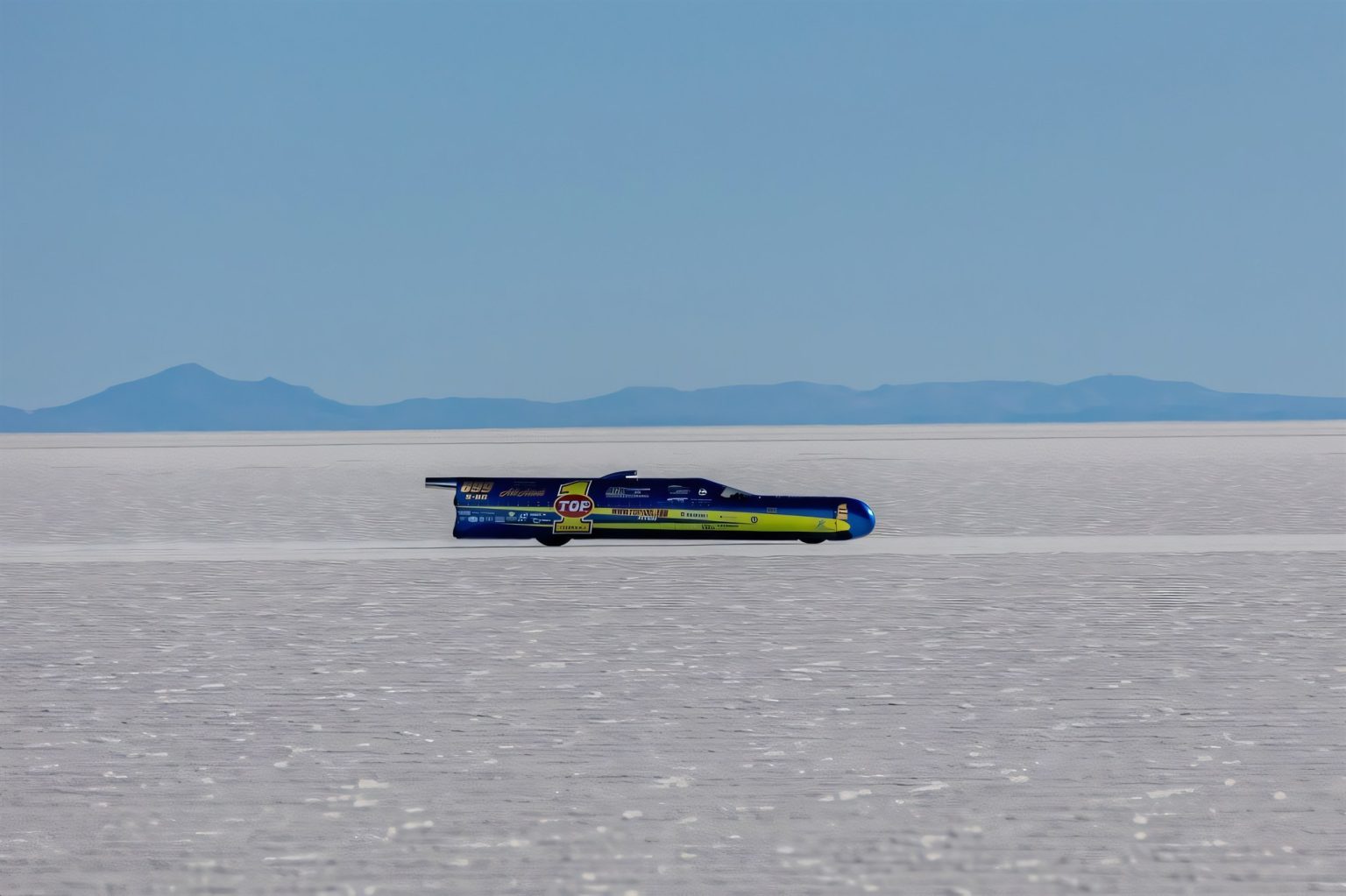 400 mph auf dem Motorrad: Warum die Ack Attack dafür nach Bolivien muss Top 1 Oil Ack Attack Streamliner auf dem Salar de Uyuni in Bolivien mit Bergen am Horizont