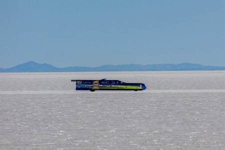 Top 1 Oil Ack Attack Streamliner auf dem Salar de Uyuni in Bolivien mit Bergen am Horizont