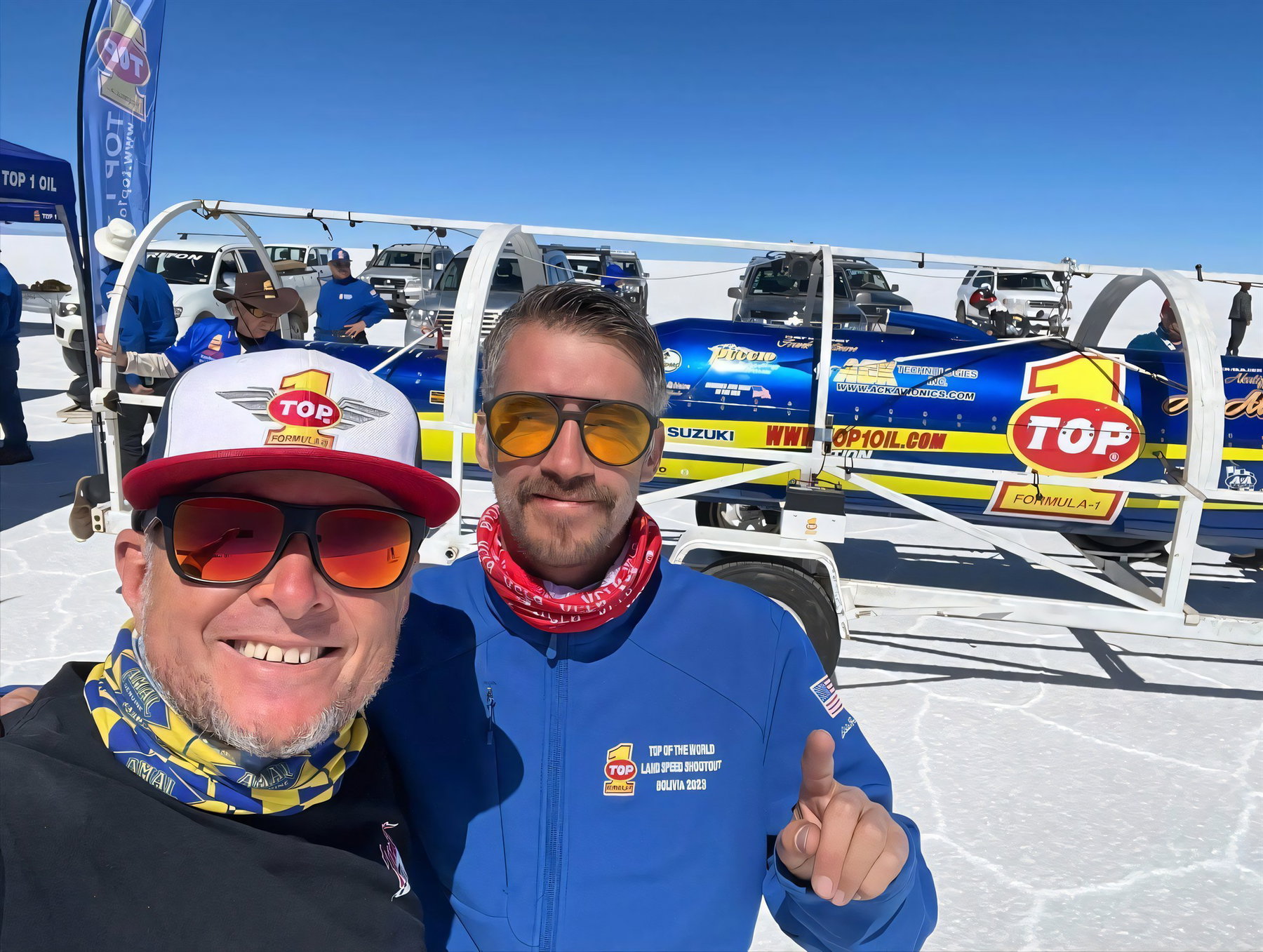 400 mph auf dem Motorrad: Warum die Ack Attack dafür nach Bolivien muss 7 Zwei Teammitglieder in Top-1-Oil-Kleidung vor der Ack Attack auf dem Salzsee