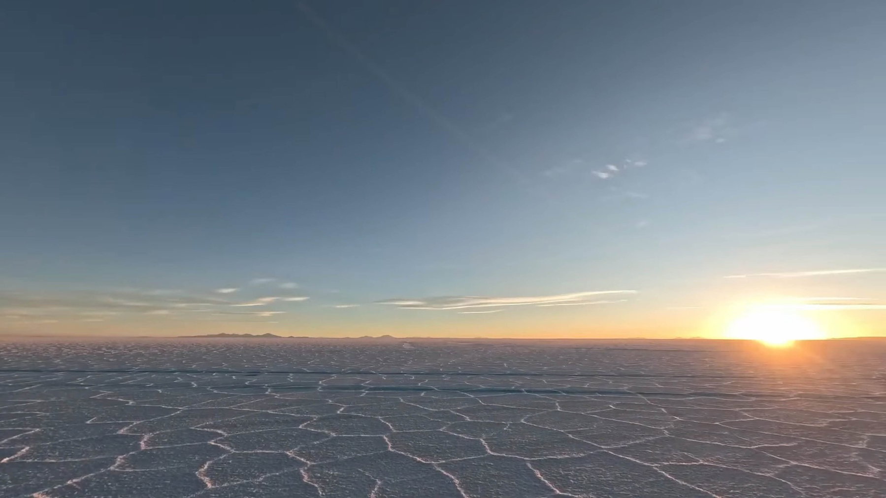 400 mph auf dem Motorrad: Warum die Ack Attack dafür nach Bolivien muss 4 Sonnenaufgang über dem Salar de Uyuni mit wabenförmiger Salzkruste