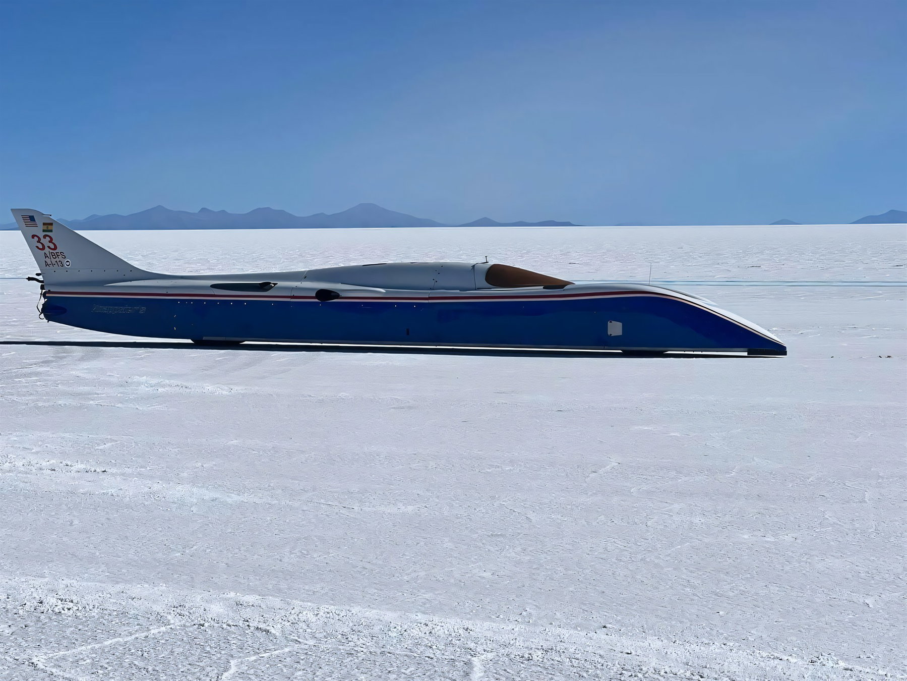 400 mph auf dem Motorrad: Warum die Ack Attack dafür nach Bolivien muss 5 Blauer Streamliner in der Seitenansicht auf dem Salar de Uyuni