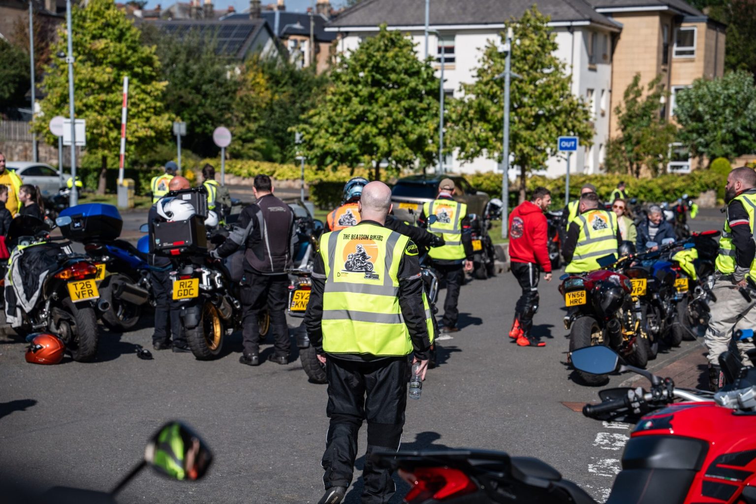 Beatson Bikers 2026: Wie aus 250 Bikern in drei Jahren 1300 wurden Beatson Bikers 2026 – Teilnehmer in Warnwesten mit ihren Motorrädern auf dem Parkplatz des Moulsdale Foundation Museums vor dem Start