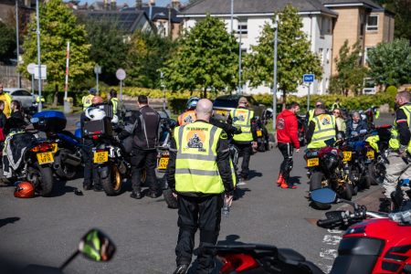 Beatson Bikers 2026: How 250 bikers became 1,300 in three years Beatson Bikers 2026 – Teilnehmer in Warnwesten mit ihren Motorrädern auf dem Parkplatz des Moulsdale Foundation Museums vor dem Start
