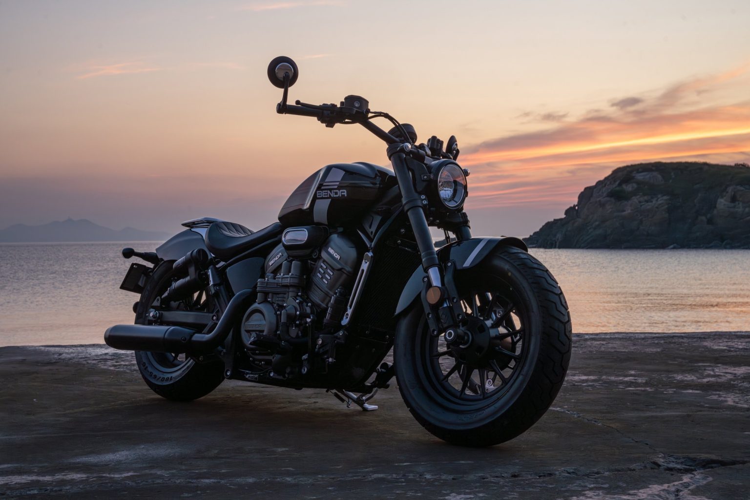 Benda Rock 707 startet: Luftfahrwerk und E-Kupplung für 9.999 Euro Benda Rock 707 2027 – Dreiviertelansicht von vorn rechts bei Sonnenuntergang an der Küste