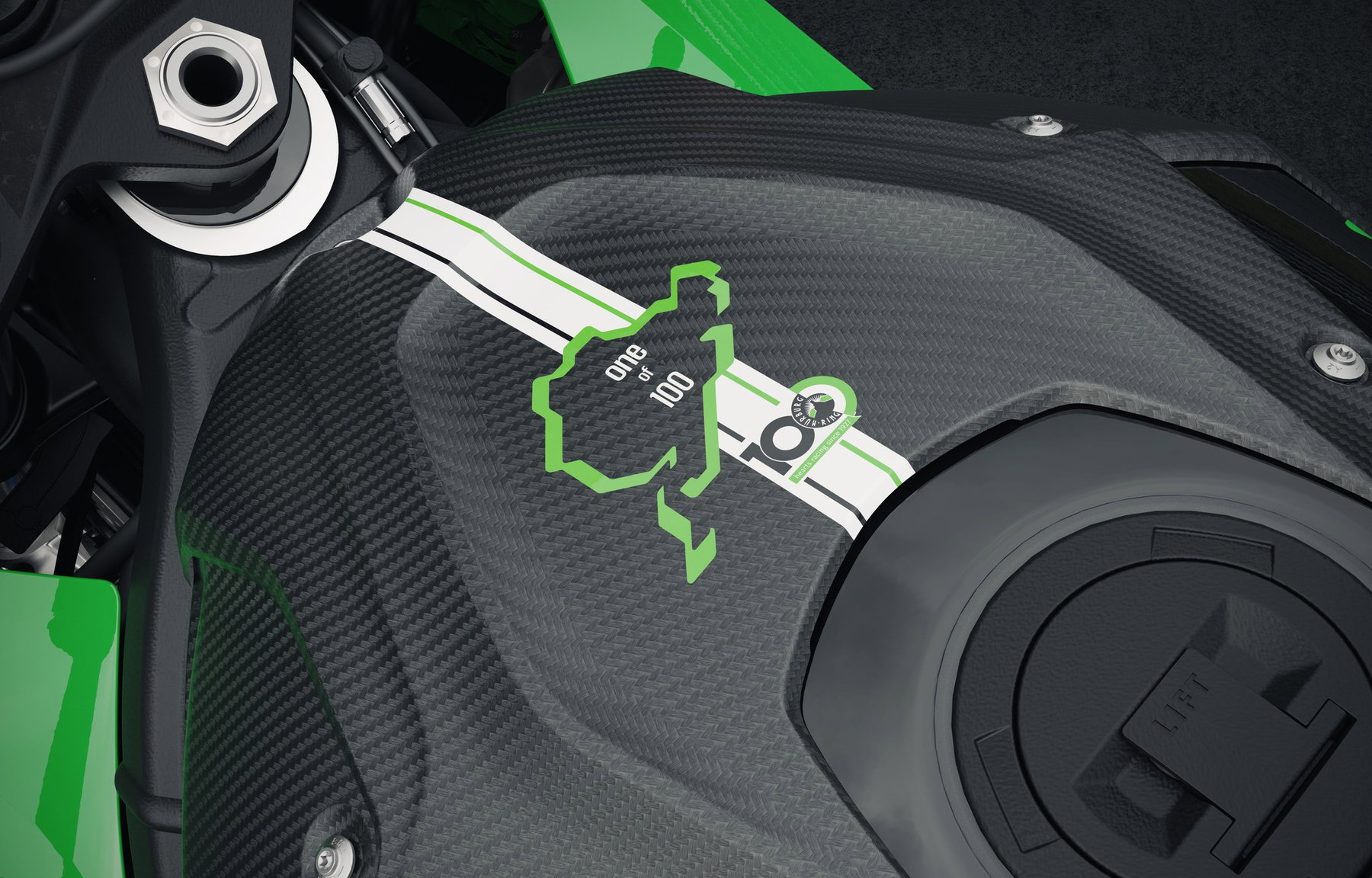 BMW M 1000 RR, R und XR: Nürburgring-Edition mit je 100 Stück ab Oktober 6 BMW M 1000 RR Edition 100 Jahre Nürburgring 2027 – Detail des Carbon-Airbox-Covers mit Nordschleifen-Silhouette und Schriftzug one of 100