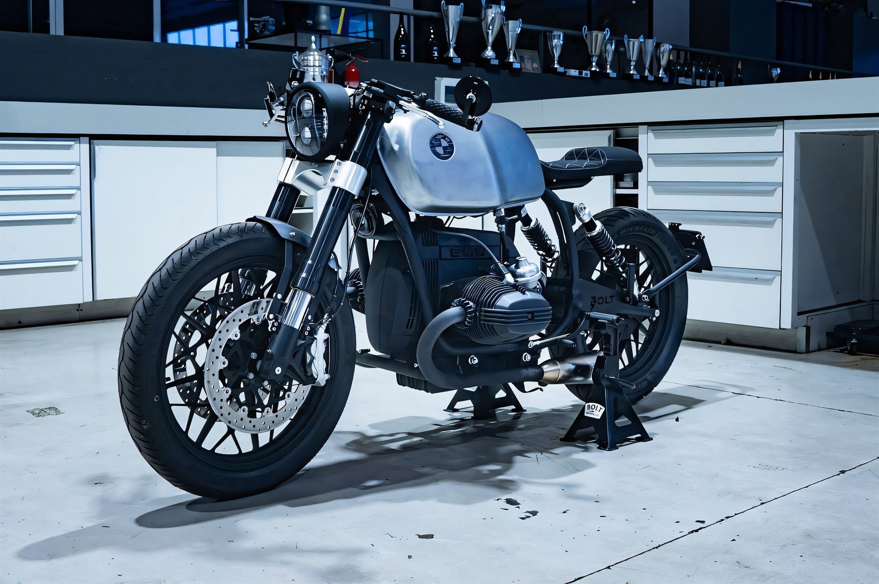 BMW R 100 aus der Holzkiste: Bolt Motor baut den Boxer komplett neu 5 BMW R 100 Umbau von Bolt Motor Company, Frontansicht schraeg mit sichtbarer Upside-down-Gabel, rundem Scheinwerfer und schwarz lackiertem Rahmen in der Werkstatt