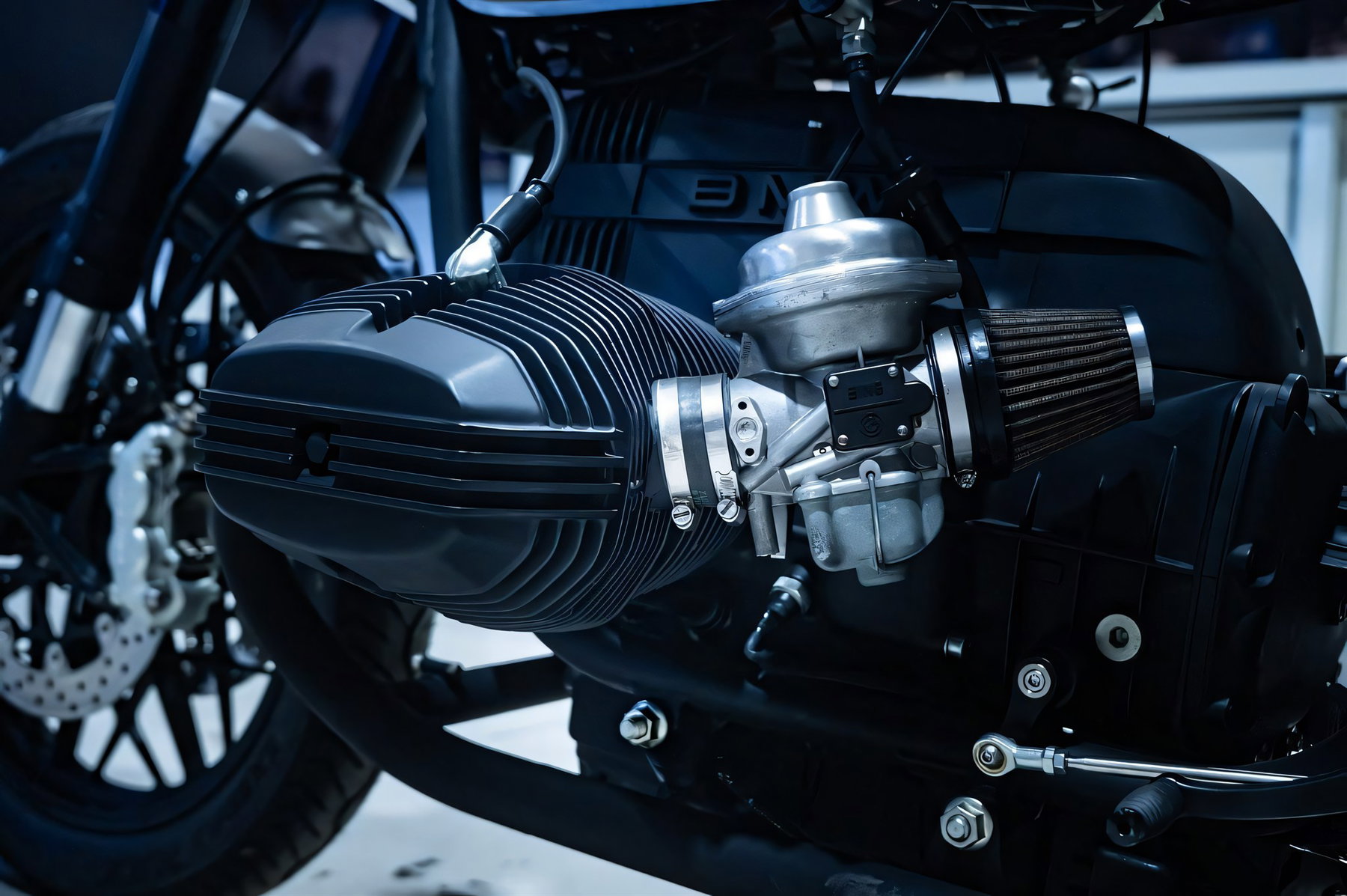 BMW R 100 aus der Holzkiste: Bolt Motor baut den Boxer komplett neu 7 BMW R 100 Umbau von Bolt Motor Company, Detailaufnahme des schwarz lackierten Boxer-Zylinderkopfs mit Vergaser und offenem Luftfilter-Trichter
