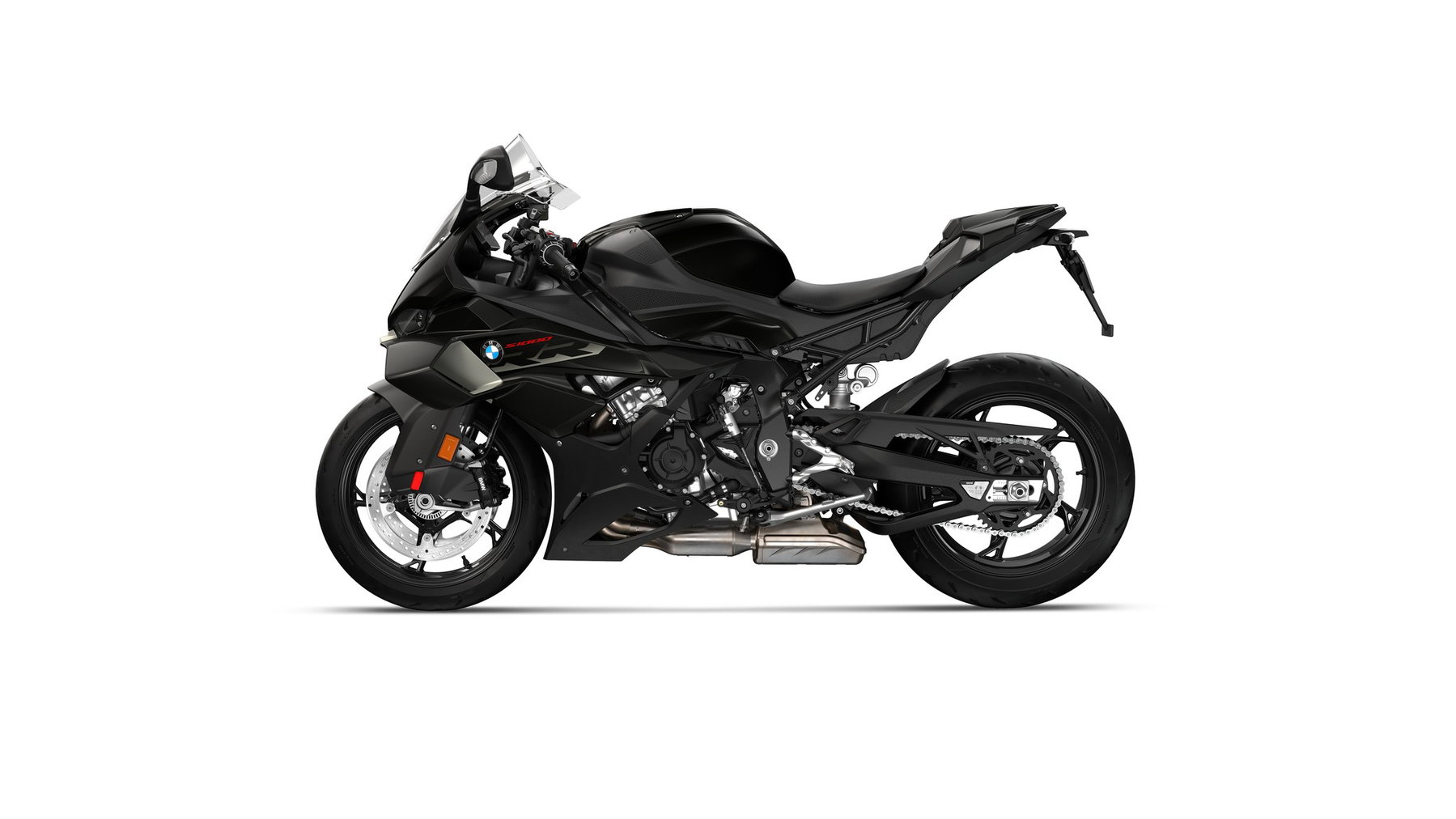 New BMW S 1000 RR: Patent Shows Swingarm Made from Semi-Solid Aluminium 3 BMW S 1000 RR 2027 in Schwarz, offizielles Pressefoto Seitenansicht Studio, mit dem aktuellen geschlossenen Kastenprofil-Schwingenarm samt unterer Verstrebung im Vergleich zur neuen Patent-Schwinge