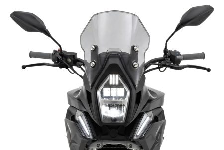 Zwei Bultaco Rally GT 300 nebeneinander vor einer Betonwand, links in Schwarz mit gelben Akzenten, rechts in Orange-Grau, jeweils mit Stahlflex-Auspuff und Stollenreifen im Enduro-Look
