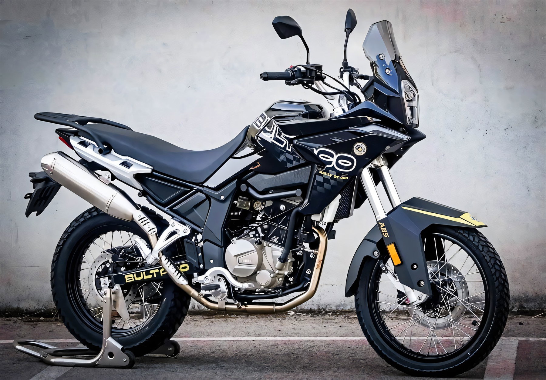 Bultaco kehrt zurück: Warum die neue Rally GT 300 aus China kommt 1 Bultaco Rally GT 300 in Schwarz von der Seite vor grauer Betonwand, Blick auf Einzylinder-Motor, Stahlflex-Endtopf, Speichenräder und Gepäckträger