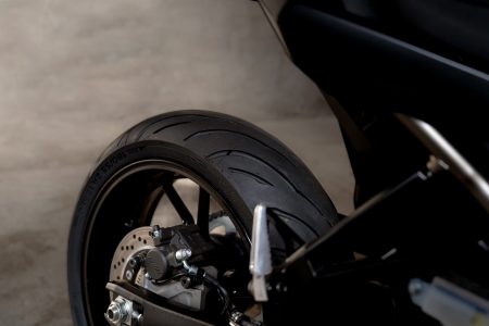Continental ContiMotion EVO 2026 – Nahaufnahme des Hinterreifens mit Pfeilprofil unter der Schwinge
