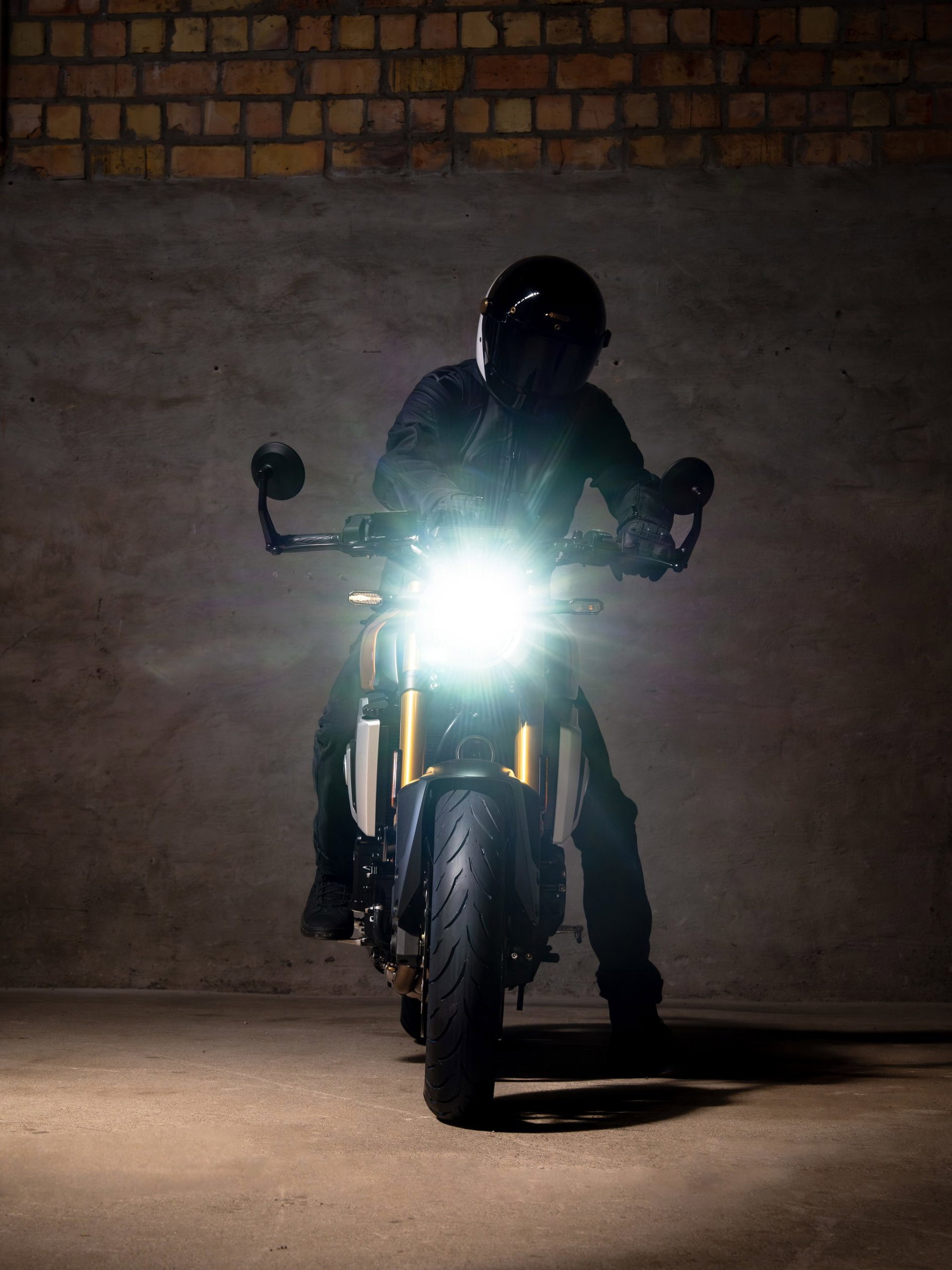 Continental ContiMotion EVO: New Tyre, but Not for Every Size 4 Continental ContiMotion EVO 2026 – Fahrer auf Naked Bike mit eingeschaltetem Scheinwerfer, Frontansicht