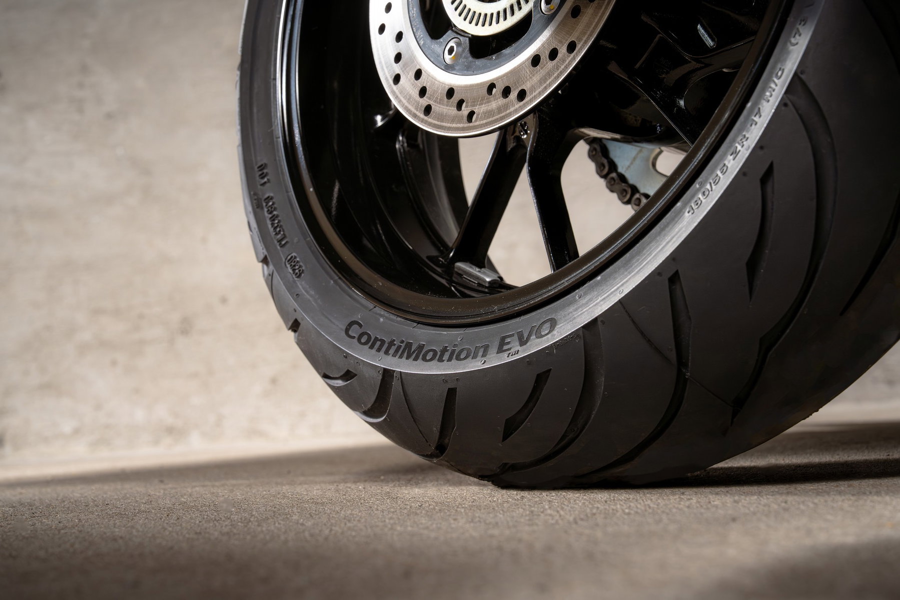 Continental ContiMotion EVO: New Tyre, but Not for Every Size 1 Continental ContiMotion EVO 2026 – Reifenflanke mit ContiMotion-EVO-Schriftzug und Dimensionsangabe, Nahaufnahme
