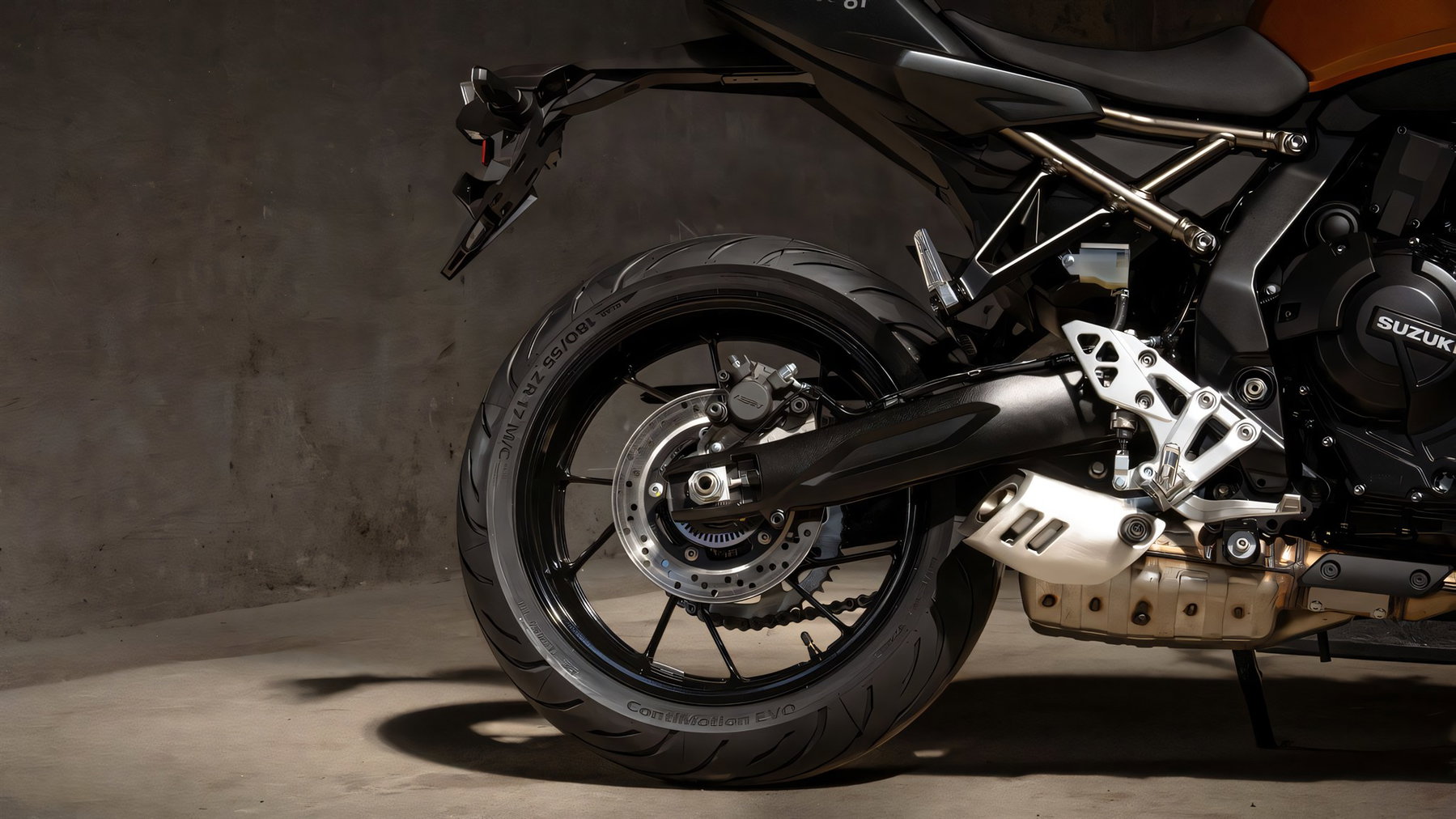 Continental ContiMotion EVO: New Tyre, but Not for Every Size 3 Continental ContiMotion EVO 2026 – Hinterrad eines Suzuki-Motorrads mit ContiMotion EVO in Seitenansicht