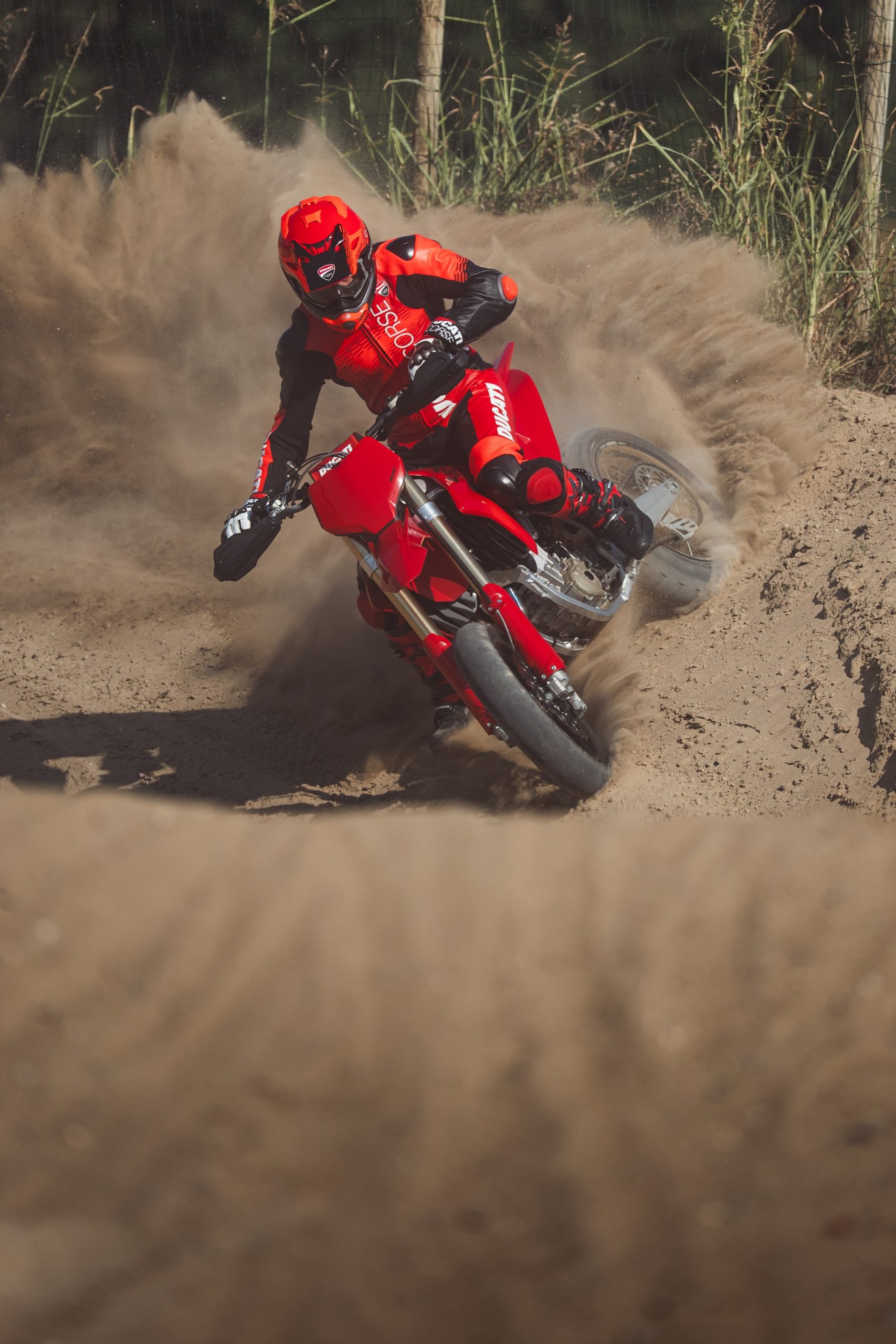 Ducati Desmo450 SM 2027 – Drift auf der Offroad-Sektion mit aufgewirbeltem Sand