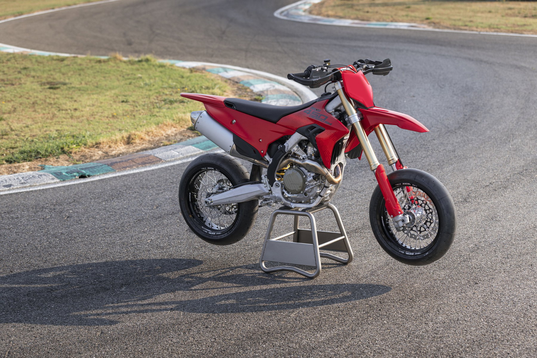 Ducati Desmo450 SM 2027 – Auf Montageständer an der Strecke, rechte Seite mit Brembo-Bremse und Showa-Gabel