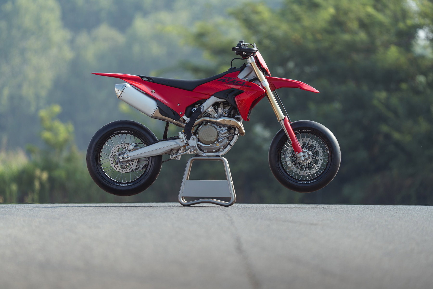 Ducati Desmo450 SM 2027 – Seitenansicht rechts mit Desmo450-Einzylindermotor und Auspuff