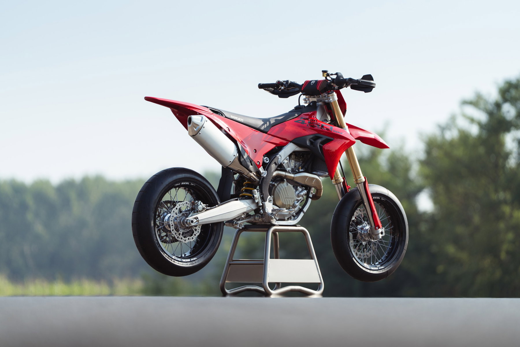 Ducati Desmo450 SM 2027 – Dreiviertelansicht von hinten rechts auf Montageständer