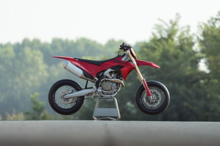 Ducati Desmo450 SM 2027 – Seitenansicht rechts in Ducati Red vor Bäumen