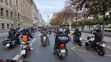 Motorradkorso der Demonstration Freedom is our Religion 2026 bei der Einfahrt zum Gendarmenmarkt in Berlin, dicht gestaffelte Motorräder auf breiter Straße in der Abenddämmerung