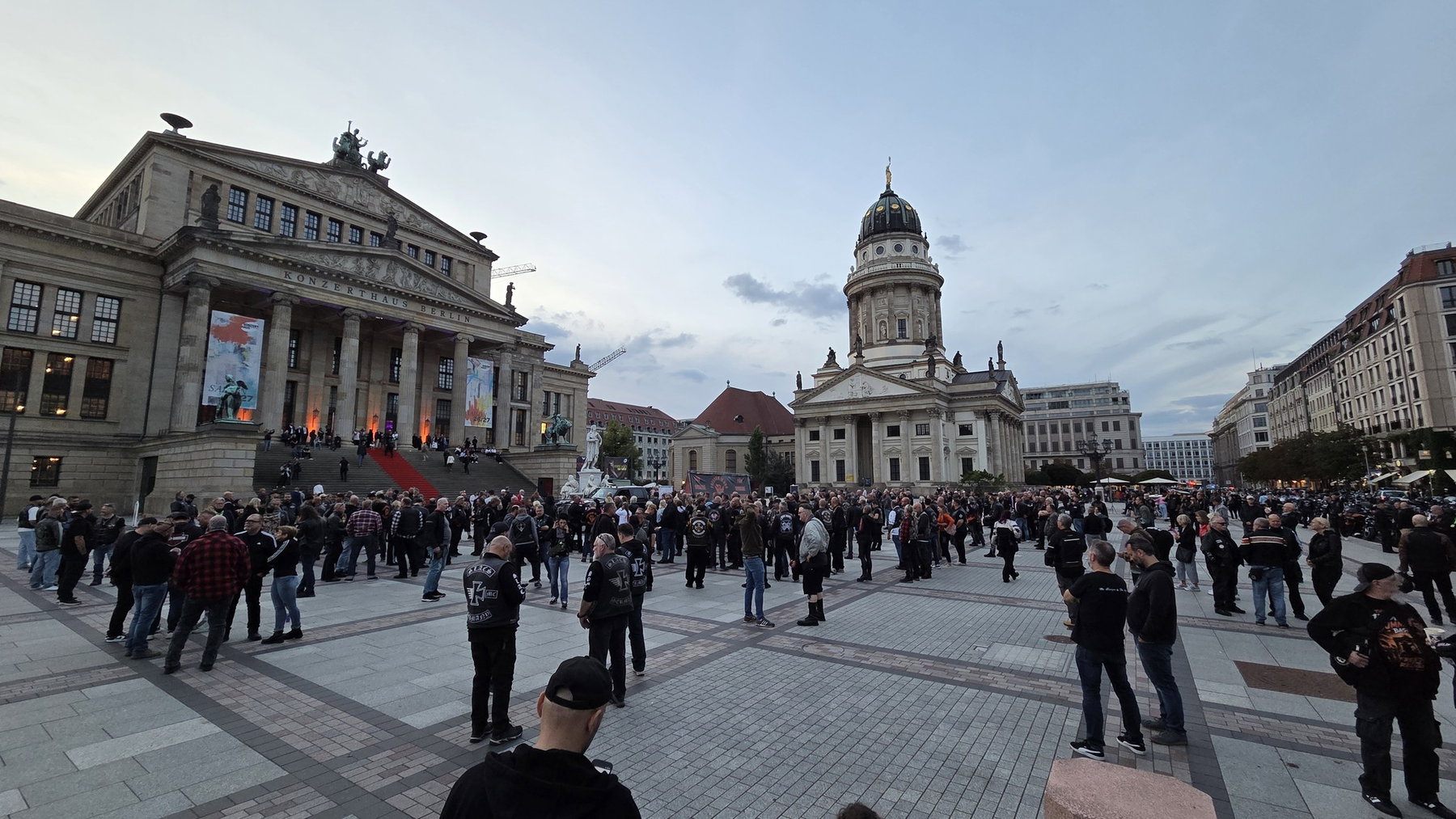 Freedom is our Religion: 700 Biker und der Streit ums Polizeigesetz 6 Teilnehmer der Motorraddemonstration Freedom is our Religion 2026 auf dem Gendarmenmarkt zwischen Konzerthaus und Französischem Dom in der Abenddämmerung