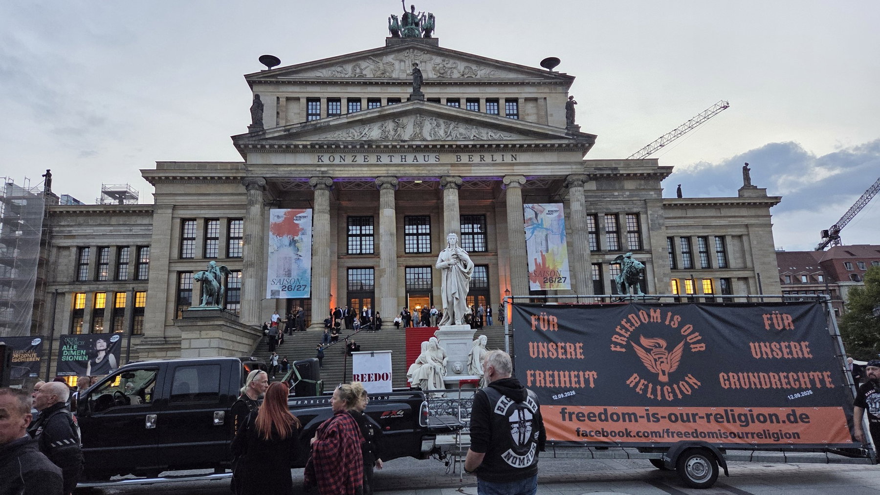 Freedom is our Religion: 700 Biker und der Streit ums Polizeigesetz 5 Mobile Bühne auf einem Anhänger mit dem Banner Für unsere Freiheit – Für unsere Grundrechte vor dem Konzerthaus Berlin am Gendarmenmarkt