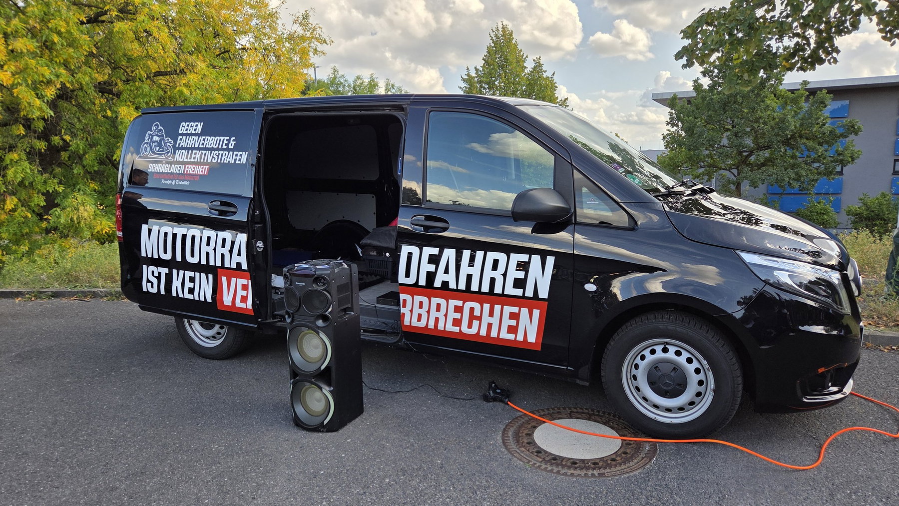 Freedom is our Religion: 700 Biker und der Streit ums Polizeigesetz 1 Schwarzer Transporter mit der Aufschrift Motorradfahren ist kein Verbrechen und aufgebauter Musikanlage am Sammelplatz der Motorraddemonstration in Berlin