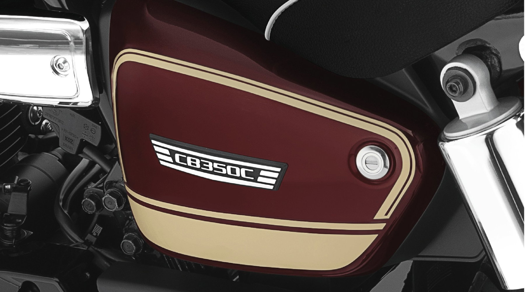 Honda CB350C Special Edition 2026 – Seitendeckel mit CB350C-Schriftzug und zweifarbigen Zierstreifen in Rot und Creme