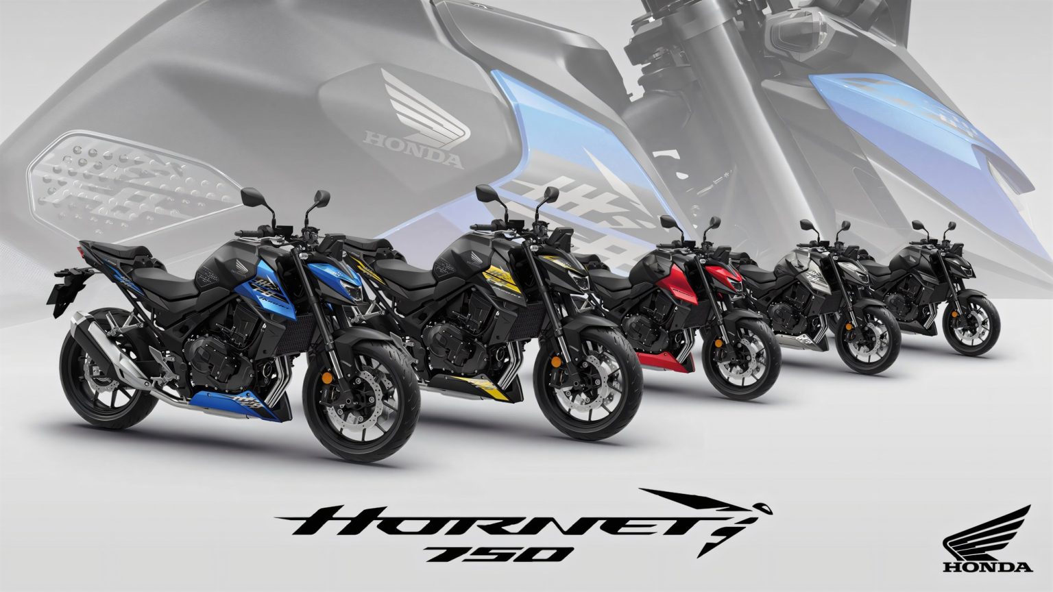 Fünf Honda CB750 Hornet 2027 nebeneinander in Blau, Schwarz mit gelben Dekorstreifen, Rot, Silber und Schwarz vor grauem Hintergrund mit Hornet-750-Schriftzug