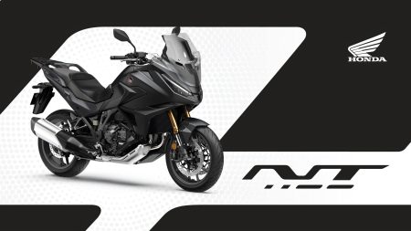 Honda NT1100 2027 in Mat Ballistic Black Metallic – Dreiviertelansicht von vorne mit hohem Windschild und goldener Upside-down-Gabel, Studiografik mit Honda-Logo