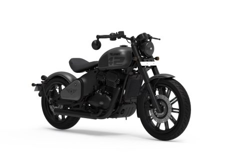 Jawa All Stars 42 Bobber 2026 in Shadow Black (mattschwarz) - Seitenansicht auf weissem Studiohintergrund, mit All-Stars-Emblem am Seitendeckel und Bobber-Schriftzug