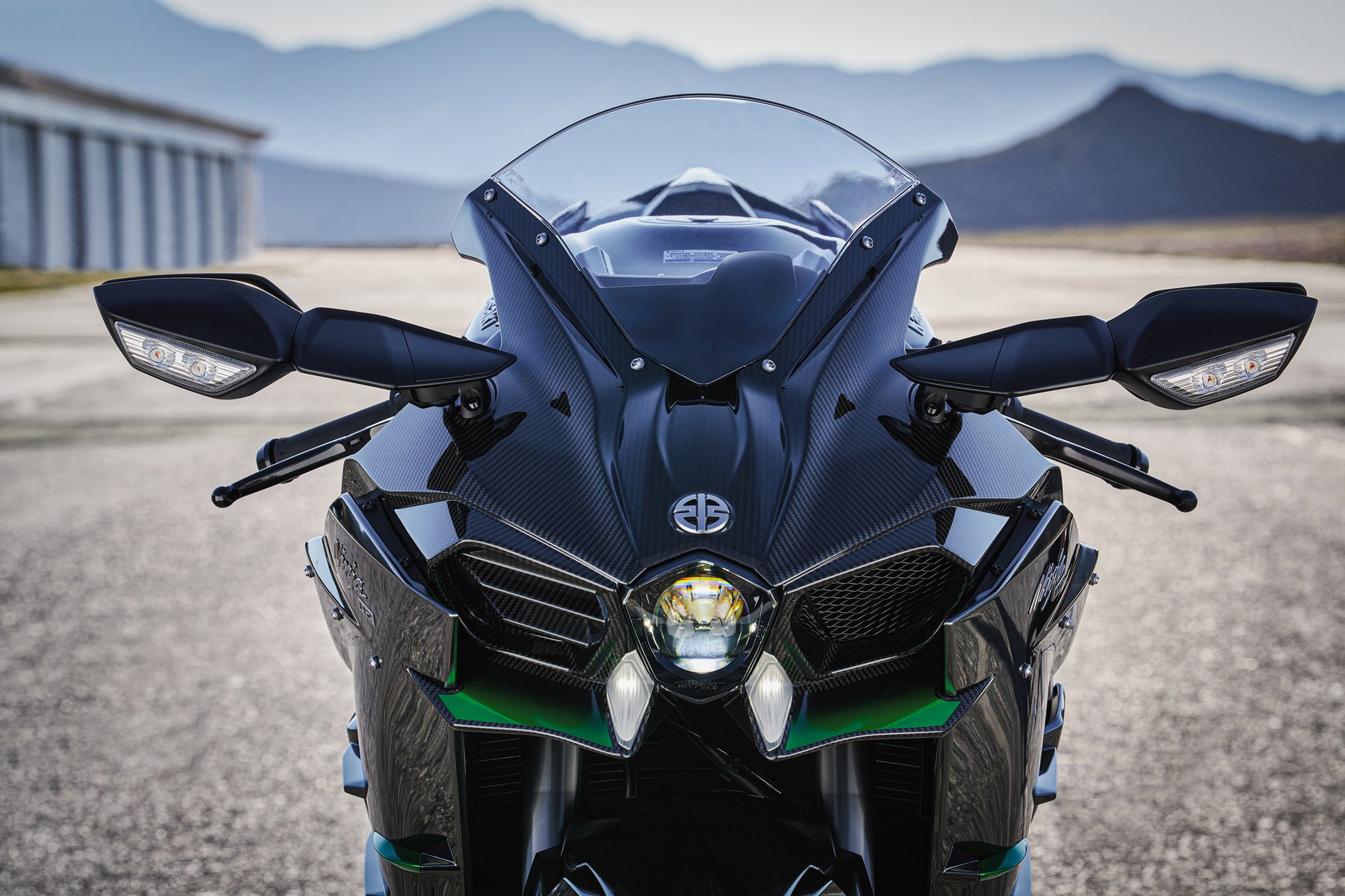 Kawasaki Ninja H2 returns: How much H2 SX is in the new engine 3 Kawasaki Ninja H2 2027 – Frontansicht mit Carbon-Verkleidung, LED-Scheinwerfer, River-Mark-Emblem und Winglets