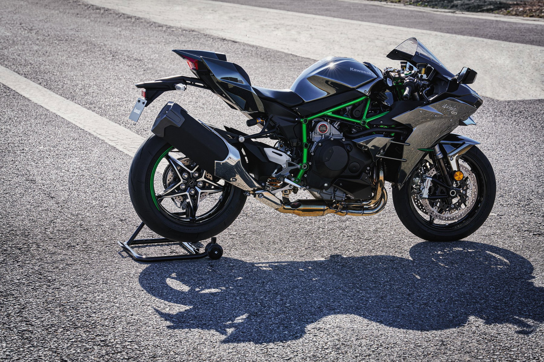 Kawasaki Ninja H2 returns: How much H2 SX is in the new engine 1 Kawasaki Ninja H2 2027 – Seitenansicht rechts auf Montageständer mit Kompressor-Motor, grünem Gitterrohrrahmen und einseitiger Schwinge