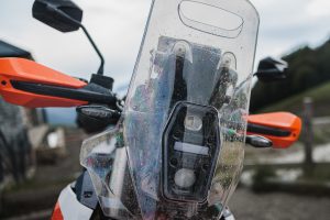 KTM 690 Rally 2027 – Frontansicht von Rally-Tower, Windschild, Scheinwerfereinheit und orangefarbenen Handprotektoren