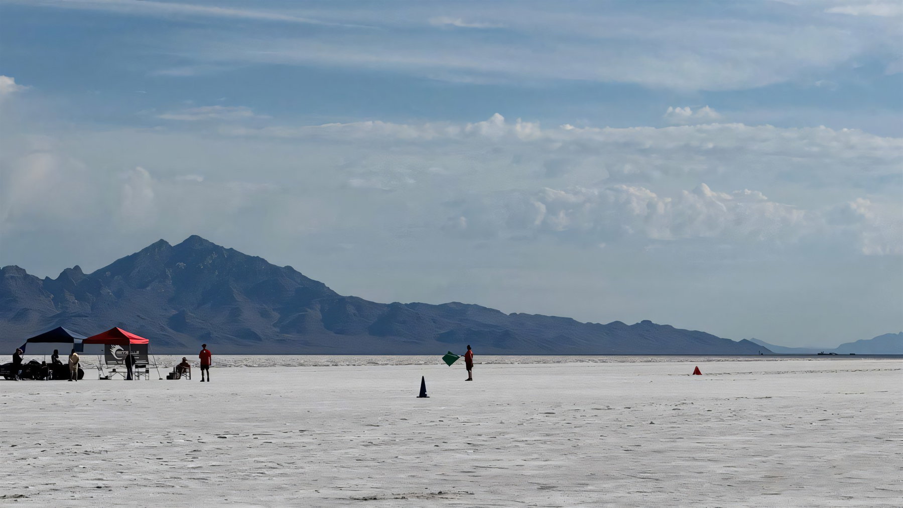 Liane Langlois Takes Second World Record: Rocket III Gains 16 km/h 2 Weite Uebersichtsaufnahme der Salzpiste von Bonneville mit Boxenzelten, Streckenposten und Kegeln vor Bergkulisse bei den Motorcycle Speed Trials 2026