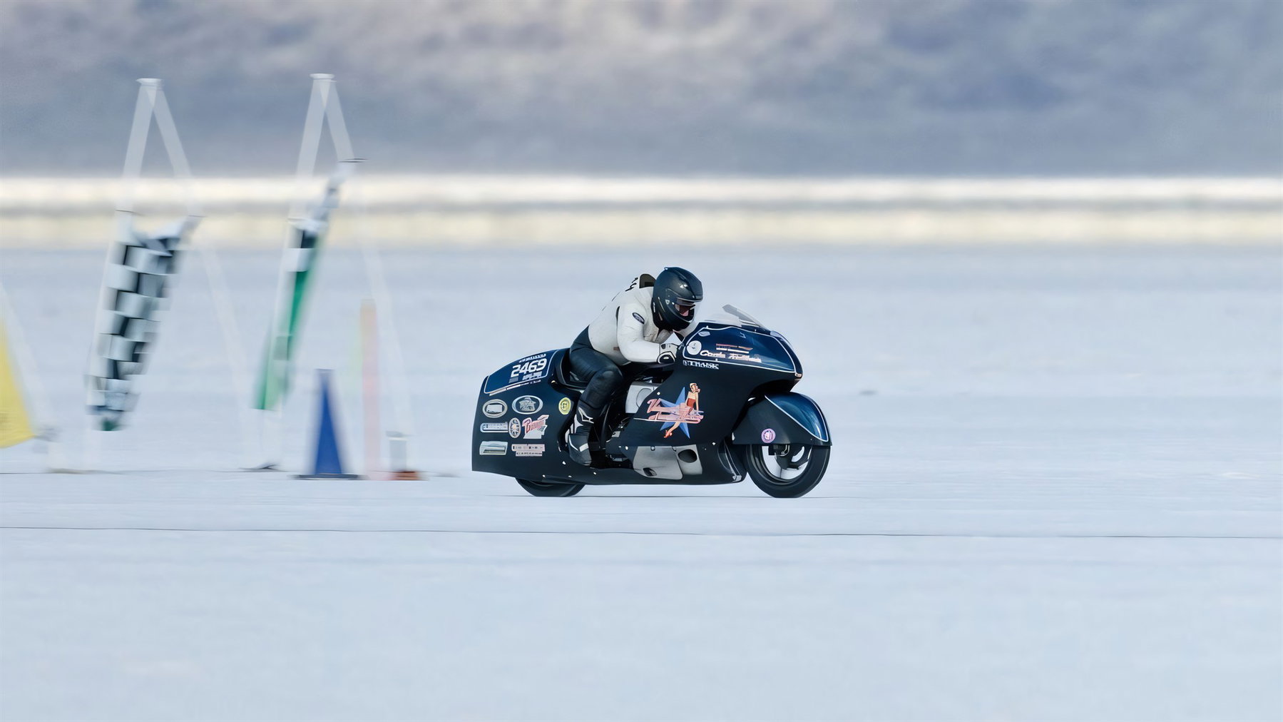 Liane Langlois Takes Second World Record: Rocket III Gains 16 km/h 3 Jay Allen in weiss-schwarzer Lederkombi auf seiner schwarz verkleideten Harley-Davidson-Streamliner-Maschine mit Startnummer 2469 im Rekordlauf auf der Salzpiste von Bonneville
