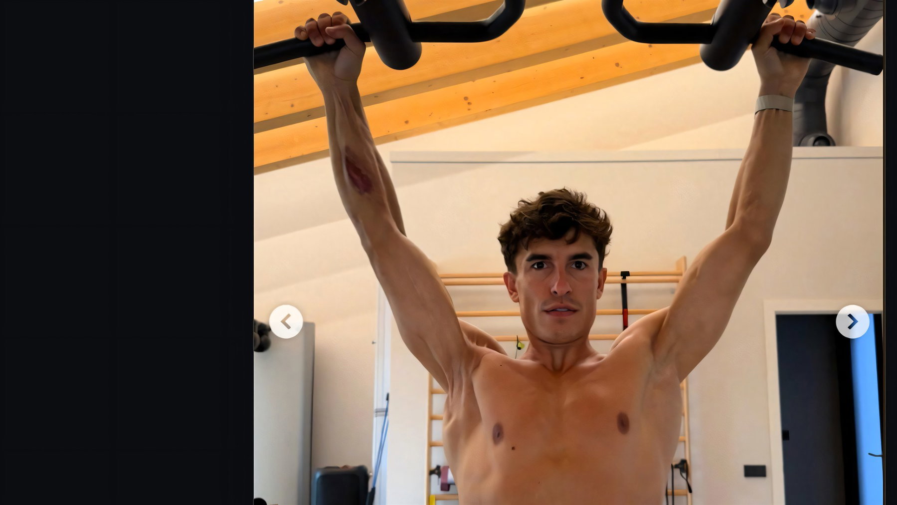 Marquez zeigt den rechten Arm: Warum er trotzdem um den Titel fährt 1 Marc Marquez beim Klimmzugtraining im Fitnessstudio, oberkörperfrei mit deutlich sichtbaren Operationsnarben am rechten Arm und Muskelasymmetrie zwischen linker und rechter Schulter – Ausschnitt aus seiner Instagram-Bildserie nach dem Aragon-Wochenende