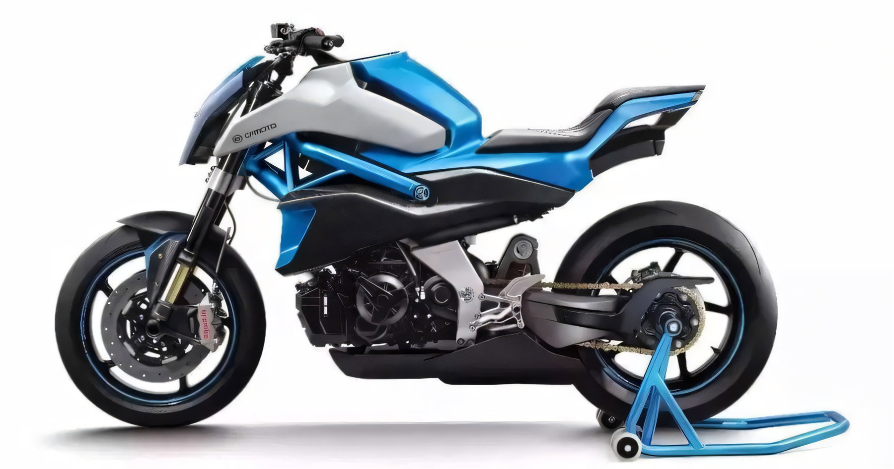 Modena40 wird 10: Warum CFMOTOs Zukunft in Italien entsteht 3 CFMOTO V.02 NK Naked-Bike-Concept in Blau-Weiss-Grau mit freiliegendem Fahrwerk und Rahmen, Studioaufnahme vor weissem Hintergrund