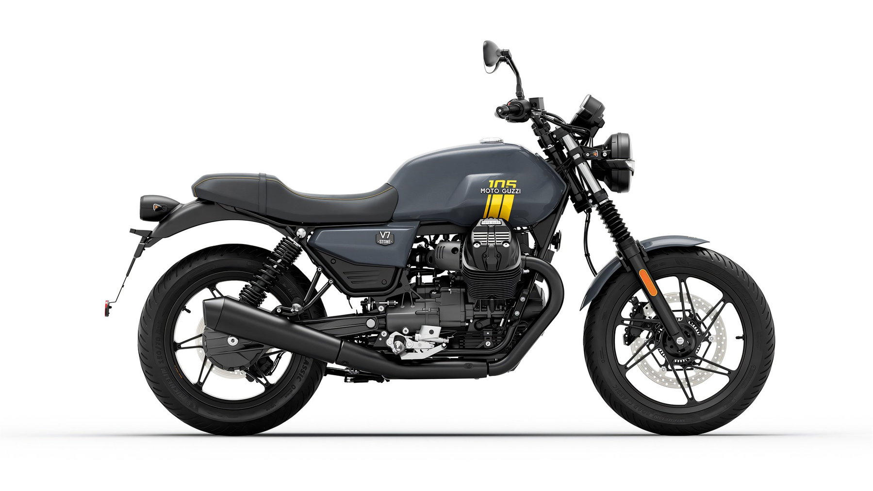 Moto Guzzi 105th Anniversary Edition: Fünf Modelle tragen die Farben des neuen Werks 6 Moto Guzzi V7 Stone 105th Anniversary Edition – Seitenansicht in Perlglanz-Grau mit gelber 105-Jubiläumsgrafik am Tank und schwarzem Gussrad, Studioaufnahme vor weißem Hintergrund