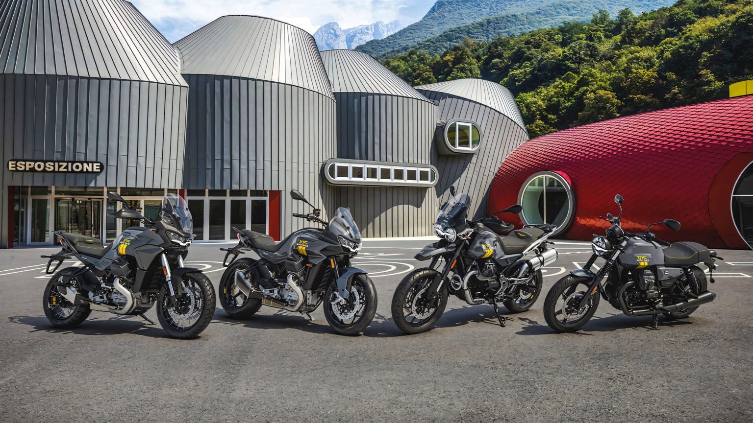 Moto Guzzi 105th Anniversary Edition: Fünf Modelle tragen die Farben des neuen Werks Vier Moto-Guzzi-Sondermodelle der 105th Anniversary Edition vor dem neu gestalteten Werksgelände mit Museum in Mandello del Lario, im Hintergrund die Berge am Comer See