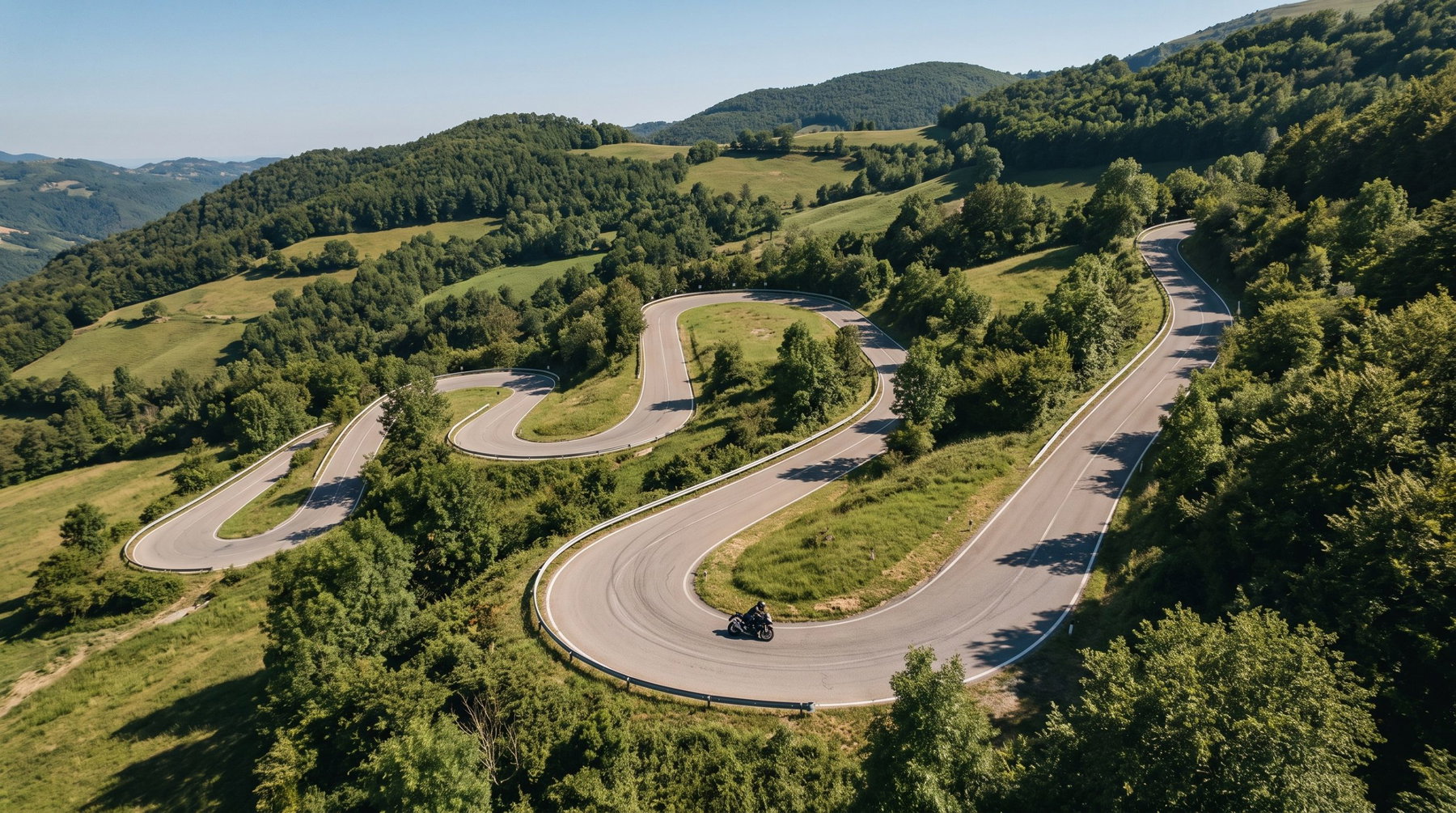 Piacenza: Illegale Nachtrennen kehren zurück und werden zur Social-Media-Show 5 Illegale Motorradrennen Piacenza: Nahaufnahme eines Smartphones, auf dem ein verwackeltes Nachtvideo eines Motorrads angesehen wird.
