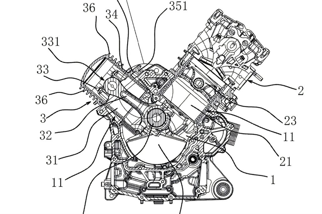 QJMotor-Patent in den USA: Warum ein Einzylinder als V2 verkleidet ist 3 QJMotor Einzylinder Patentzeichnung – Gesamtansicht des Kurbelgehäuses im Schnitt, das äußerlich wie ein 80-Grad-V2 aussieht: ein Arbeitszylinder mit Zylinderkopf (rechts) und ein blindes, kopfloses Ausgleichszylinder-Gehäuse (links) mit Steuerkettenrädern, USPTO-Patentanmeldung von Zhejiang Qianjiang Motorcycle