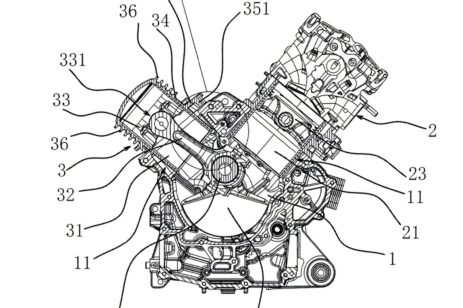 QJMotor-Patent in den USA: Warum ein Einzylinder als V2 verkleidet ist QJMotor Einzylinder Patentzeichnung – Gesamtansicht des Kurbelgehäuses im Schnitt, das äußerlich wie ein 80-Grad-V2 aussieht: ein Arbeitszylinder mit Zylinderkopf (rechts) und ein blindes, kopfloses Ausgleichszylinder-Gehäuse (links) mit Steuerkettenrädern, USPTO-Patentanmeldung von Zhejiang Qianjiang Motorcycle